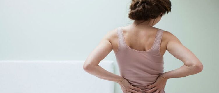 Bizkarrezurraren osteokondrosia emakume batean